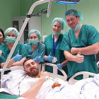 Gailius posa con el equipo médico que le operó ayer en Lituania.-SPB