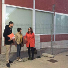 David Jurado, Asunción Velasco y Esther Peña observan el estado del centro en noviembre del año pasado.-ECB