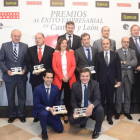 Foto de familia de los premiados y autoridades en la entrega de los premios de excelencia empresarial de Actualidad Económica ayer en el Teatro Principal.-R. ORDÓÑEZ