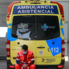 Un sanitario pensativo apoyado en una ambulancia a las puertas del servicio de Urgencias del HUBU. RAÚL OCHOA