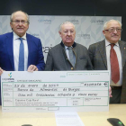 Jesús Martínez, Pedro García y Miguel Ángel López sostienen el cheque el cheque con el importe recaudado.-RAÚL G. OCHOA