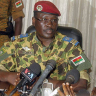 El Coronel Zida, nuevo jefe del Estado de Burkina Faso, en una comparecencia ante los medios, el sábado.-Foto: EFE / ETIENNE KAFANDO