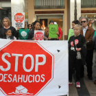 La PAH se concentra delante de la sede del PP en Palencia para evitar que se derogue la Ley 24/2015.-ICAL