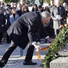 Torra realiza una ofrenda floral en la tumba de Francesc Macià durante el tradicional acto de homenaje al ’expresident’ de la Generalitat el día de Navidad.-EFE / ANDREU DALMAU