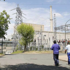 Dos trabajadores en las inmediaciones de la central nuclear de Santa María de Garoña.-ISRAEL L. MURILLO
