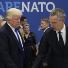 Trump con el secretario general de la OTAN, Jens Stoltenberg.-MATT DUNHAM
