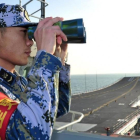 Un marine del Ejército popular de Liberación chino en un portaviones chino.-XINHUA