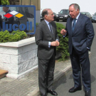 Clemente González (dcha) recibe a Tomás Villanueva a su llegada a Alucoil.-ECB