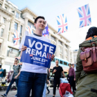 Un joven hace campaña por la permanencia.-LEON NEAL / AFP