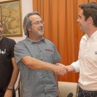 Francisco Guarido saluda a Antidio Fagúndez, en la presentación del acuerdo.-Ical