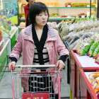 Una joven en el supermercado Pothonggang de Pyongyang.-ADRIÁN FONCILLAS