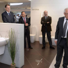 Javier Lacalle, Miguel Ángel Benavente con representantes de Cerámicas Gala durante la inauguración de la  exposición.-Ical