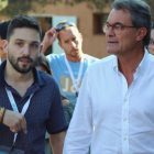 Artur Mas, con un miembro de la JNC-ACN / NORMA VIDAL