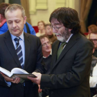 René Jesús Payo (i.) y José Matesanz posan con ‘La edad de oro de la Caput Castellae’, ayer en la Sala Polisón antes de su presentación.-Raúl Ochoa