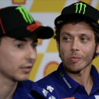 El piloto español Jorge Lorenzo junto al italiano Valentino Rossi, en la rueda de prensa previa al Gran Premio de Sepang.-AFP / MANAN VATSYAYANA