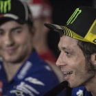 Lorenzo escucha sonriente a Rossi, en una rueda de prensa en Sepang.-MIRCO LAZZARI