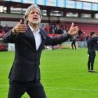 Pablo Alfaro anima a los aficionados de Anduva tras el partido ante el Real Mallorca.-JOSÉ ESTEBAN EGURROLA