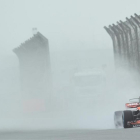 Fernando Alonso (McLaren-Honda) fue de los pocos pilotos que rodó unas vueltas.-AFP / JOHANNES EISELE