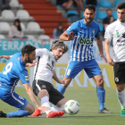 Prosi se lanza al suelo para golpear el balón ante la presencia del jugador de la Ponferradina Figueroa.-LUIS DE LA MATA