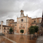 Plaza con la iglesia de San Miguel al fondo.-MIGUEL ÁNGEL