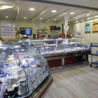 La tienda de Santa Clara es la única que abre los fines de semana y además cuenta con un asador de pollos, todos de origen burgalés.-RAÚL G. OCHOA