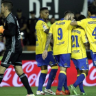 Los jugadores del Las Palmas celebran el gol de Jonatan Viera, este lunes en Mestalla.-MANUEL BRUQUE