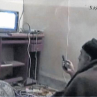 Viendo la tele 8El fotograma extraído de un vídeo facilitado por EEUU muestra a Bin Laden ante la TV.-Foto: AFP