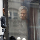 El fundador de WikiLeaks, Julian Assange, detrás de una ventana del edificio de la embajada ecuatoriana en Londres.-AP / FRANK AUGSTEIN