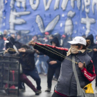 Un manifestante lanza una pieza durante las protestas en Buenos Aires por el ajuste económico aprobado por el Congreso.-AFP / EITAN ABRAMOVICH