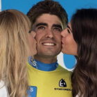 Mikel Landa, en la Vuelta al País Vasco del año pasado, con dos azafatas.-EFE / ADRIAN RUIZ DE HIERRO