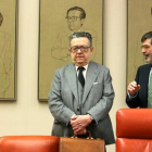 Miguel Herrero y Rodríguez de Miñón (en el centro), en la comisión de estudio sobre el modelo de Estado, en el Congreso.-/ JUAN MANUEL PRATS