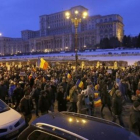 Miles de personas han salido a las calles para protestar contra el decreto que despenaliza la corrupción.-EFE / ROBERT GHEMENT