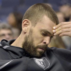 Marc Gasol cabizbajo en el banquillo-/ BRANDON DILL