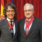 Los fiscales Santiago Mena y Luis Carmelo Andrés recibieron la distinción.-ECB