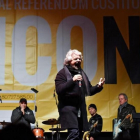 Grillo, en un acto de campaña por el 'no', en Turín.-EFE / ALESSANDRO DI MARCO