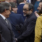 Artur Mas y Antonio Baños se saludan el pasado lunes antes del pleno de constitución del Parlament.-AFP / LLUÍS GENÉ