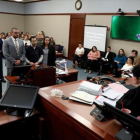 Larry Nassar, de pie, escucha la sentencia de la juez, ayer, en Michigan. Bajo esta foto algunas de sus víctimas.-/ REUTERS / MCDERMIN