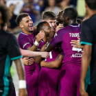 Los jugadores del City celebran un gol ante la mirada de Marcelo y Varane.-AFP / RINGO CHIU