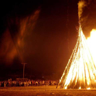 La hoguera de San Juan coincide este año en la semana que separa el curpillos del inicio de las fiestas.-I. L. MURILLO