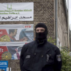 Un oficial de la policía alemana espera fuera de una asociación musulmana supuestamente vinculada a una trama de apoyo al yihadismo en Siria.-AFP / ODD ANDERSEN