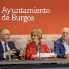 De izquierda a derecha: Santiago González (presidente de la Asociación Telefónica Mayores), Lola Ovejero (concejal Mayor del Ayuntamiento de Burgos) y Juan José Martínez (portavoz Telefonica Mayores en Burgos). 