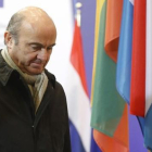 El ministro de Economía, Luis de Guindos, a su llegada a la reunión de los titulares de Economía y Finanzas de la UE.-EFE / OLIVIER HOSLET
