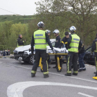 Agentes de Policía, bomberos y personal sanitario intervienen tras el accidente.-RAÚL G. OCHOA