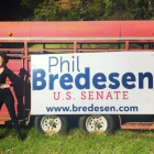 Taylor Swift y su madre, tras ejercer el voto adelantado al candidato demócrata al Senado Phil Bredesen, el 30 de octubre en Tennessee.-INSTAGRAM