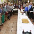 Los asistentes a la celebración del Lunes de Aguas. Margarita Vicente, presidenta de la Casa Regional de Salamanca de Burgos, posa al fondo junto a Gema Conde, vicealcaldesa de Burgos.-R. OCHOA