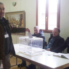 El coordinador regional de UCCL, Jesús Manuel González Palacín, deposita su voto en Melgar de Fernamental.-UCCL