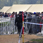 Refugiados controlados por agentes de policía en el saturado centro de acogida de Brezice, este miércoles.-EFE / IGOR KUPLJENIK
