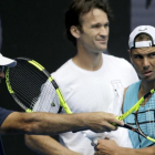 Toni Nadal, Carlos Moyà y Rafael Nadal, en el entrenamiento de este domingo en Melbourne.-AP / AARON FAVILA