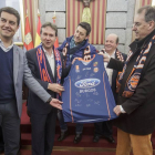 Miguel ÁngelBenavente -derecha- ofrece al Ángel Ibáñez y Javier Lacalle una camiseta firmada del Autocid.-SANTI OTERO