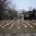 Estas 43 cruces plantadas en un barrio de Chicago simbolizan los muertos por asesinato en esta ciudad en lo que va del 2017.-SCOTT OLSON